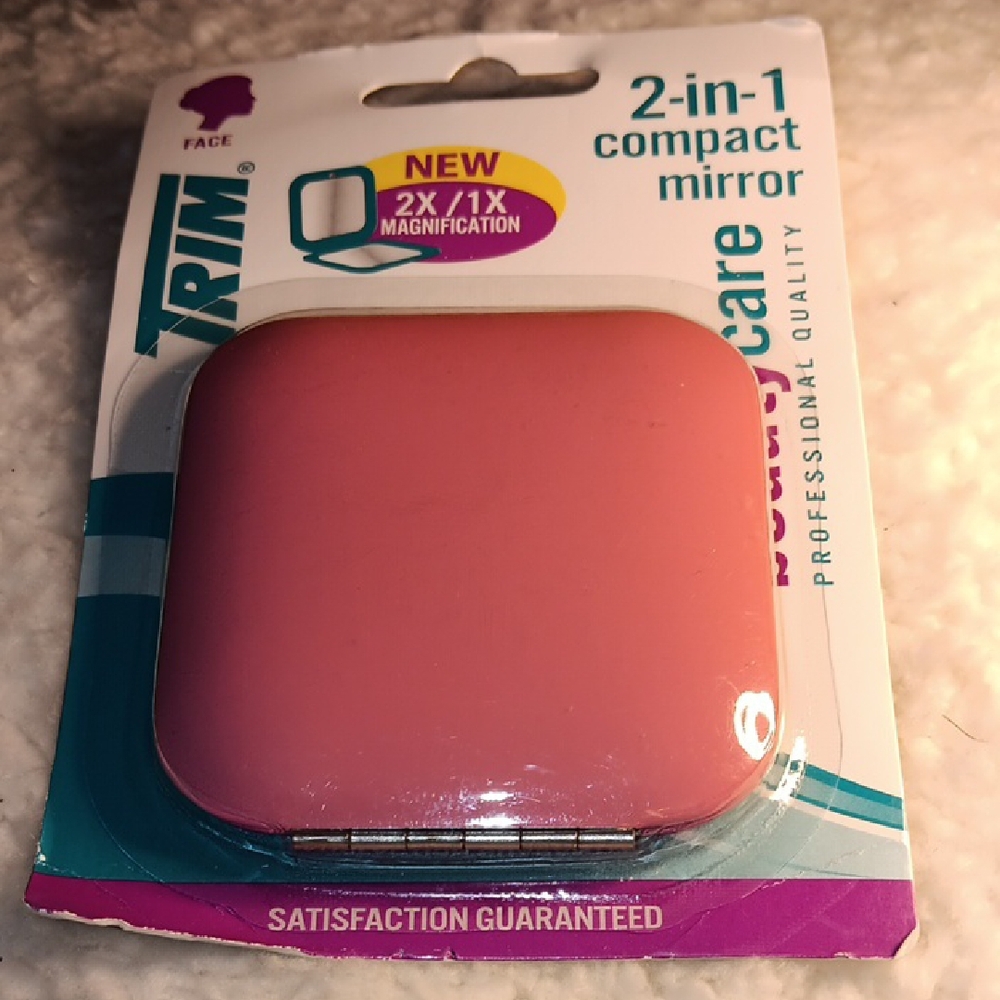 Trim 2-in-1 Compact Mirror in Pink